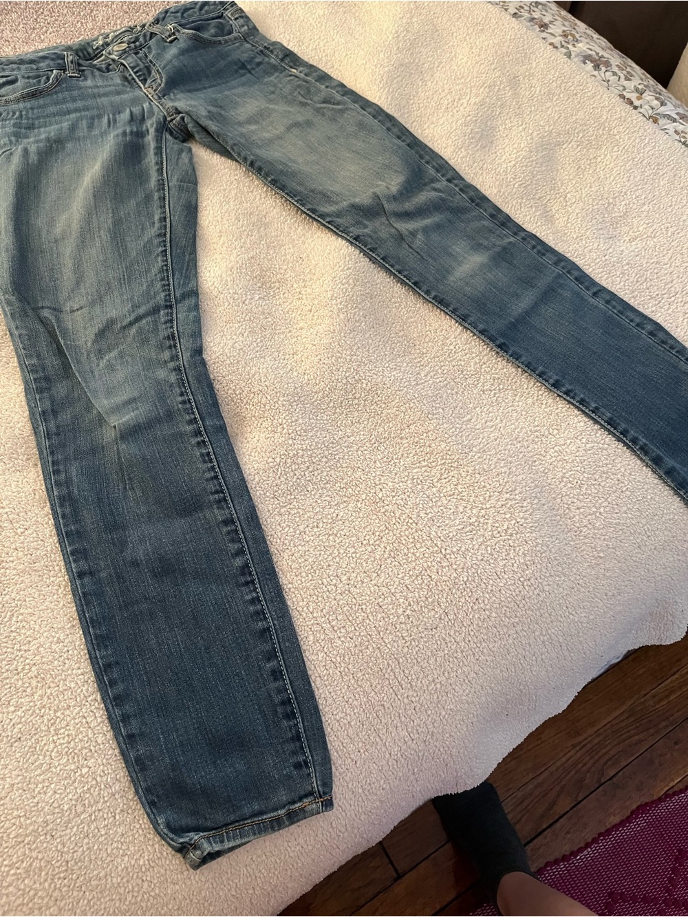 American Eagle Outfitters Straight Leg Jeans in Medium Blue Wash Size 2